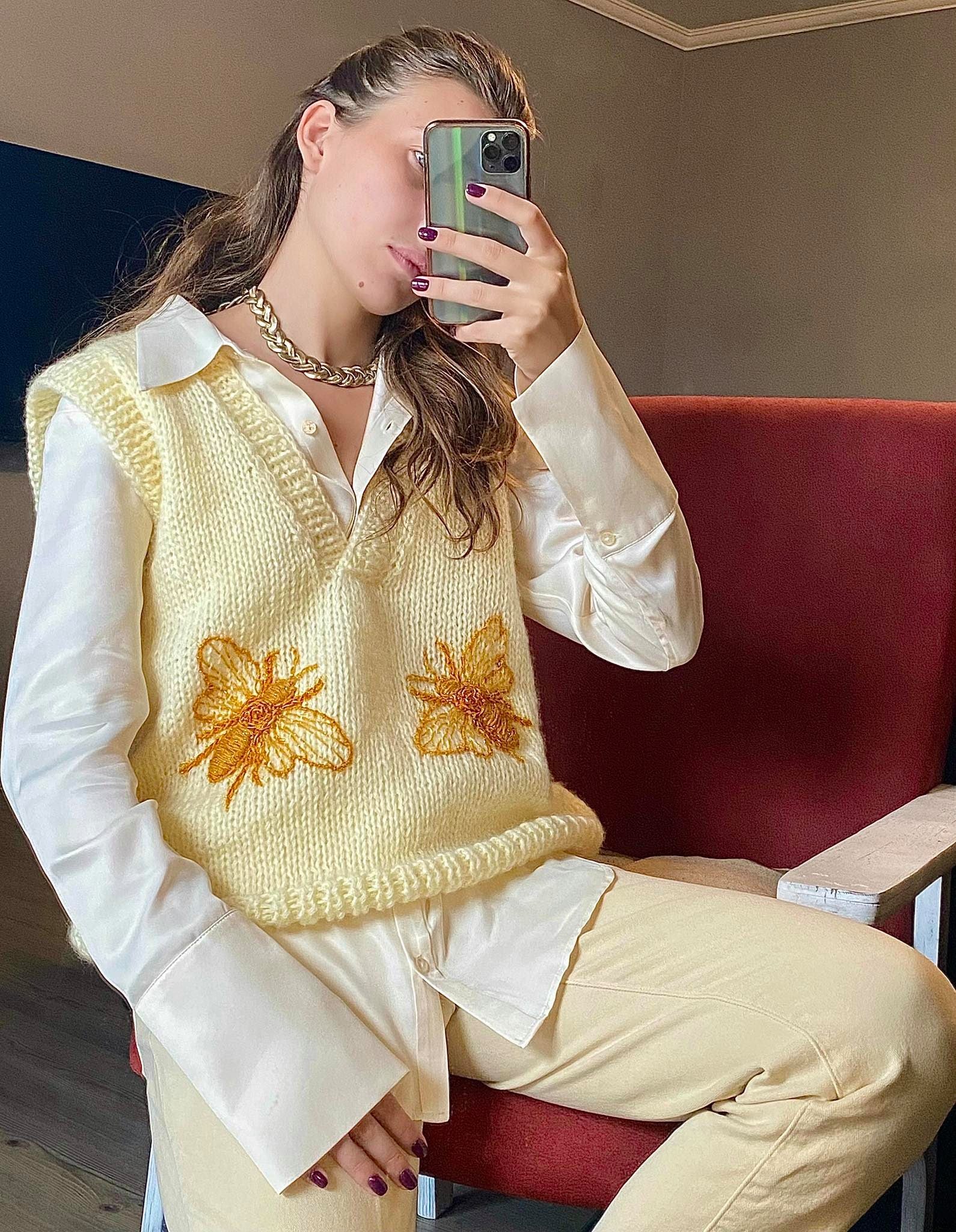 Sleeveless cream vest with bees