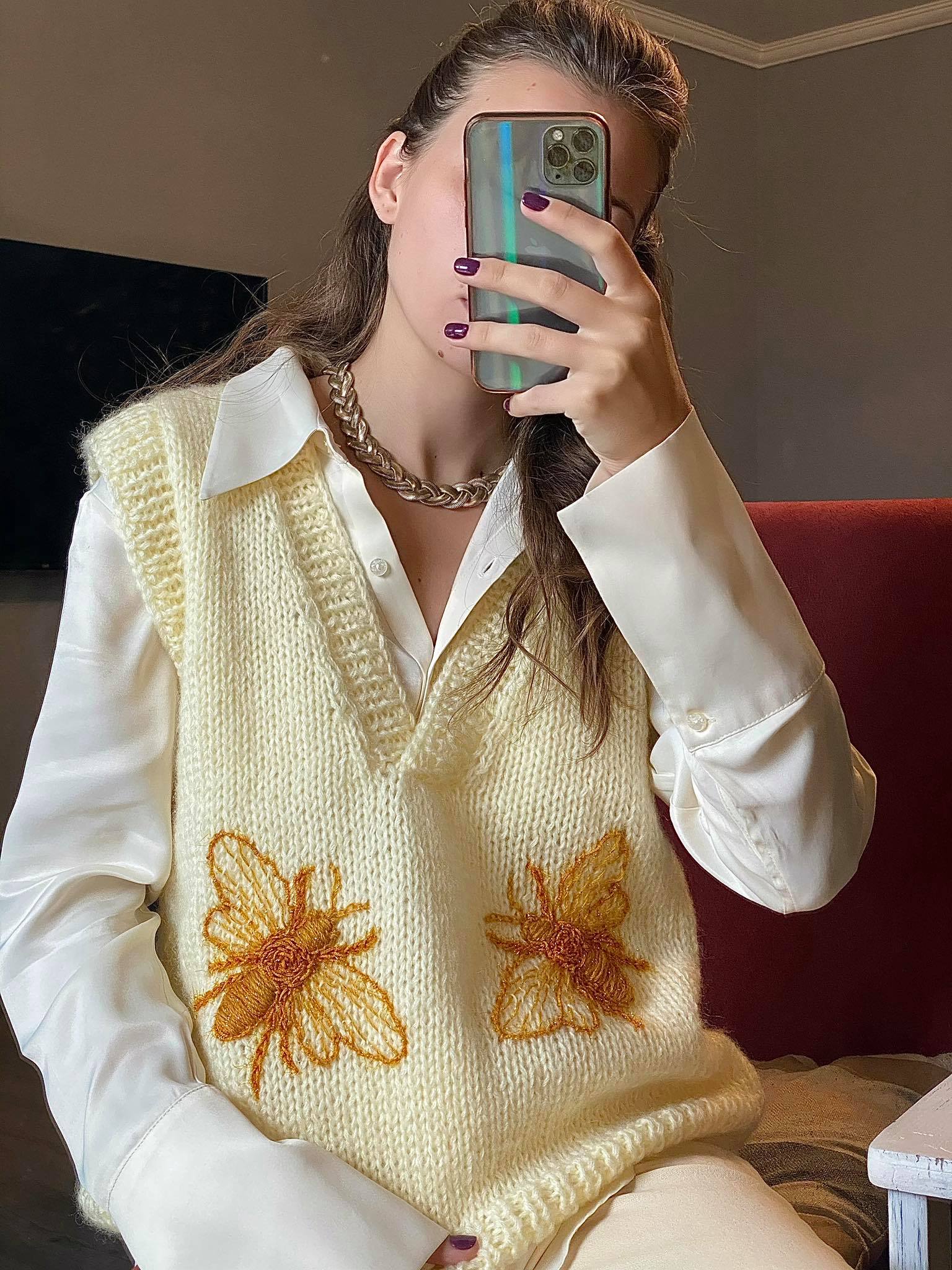 Sleeveless cream vest with bees