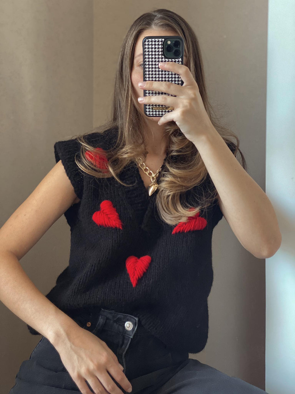 Sleeveless vest with hearts