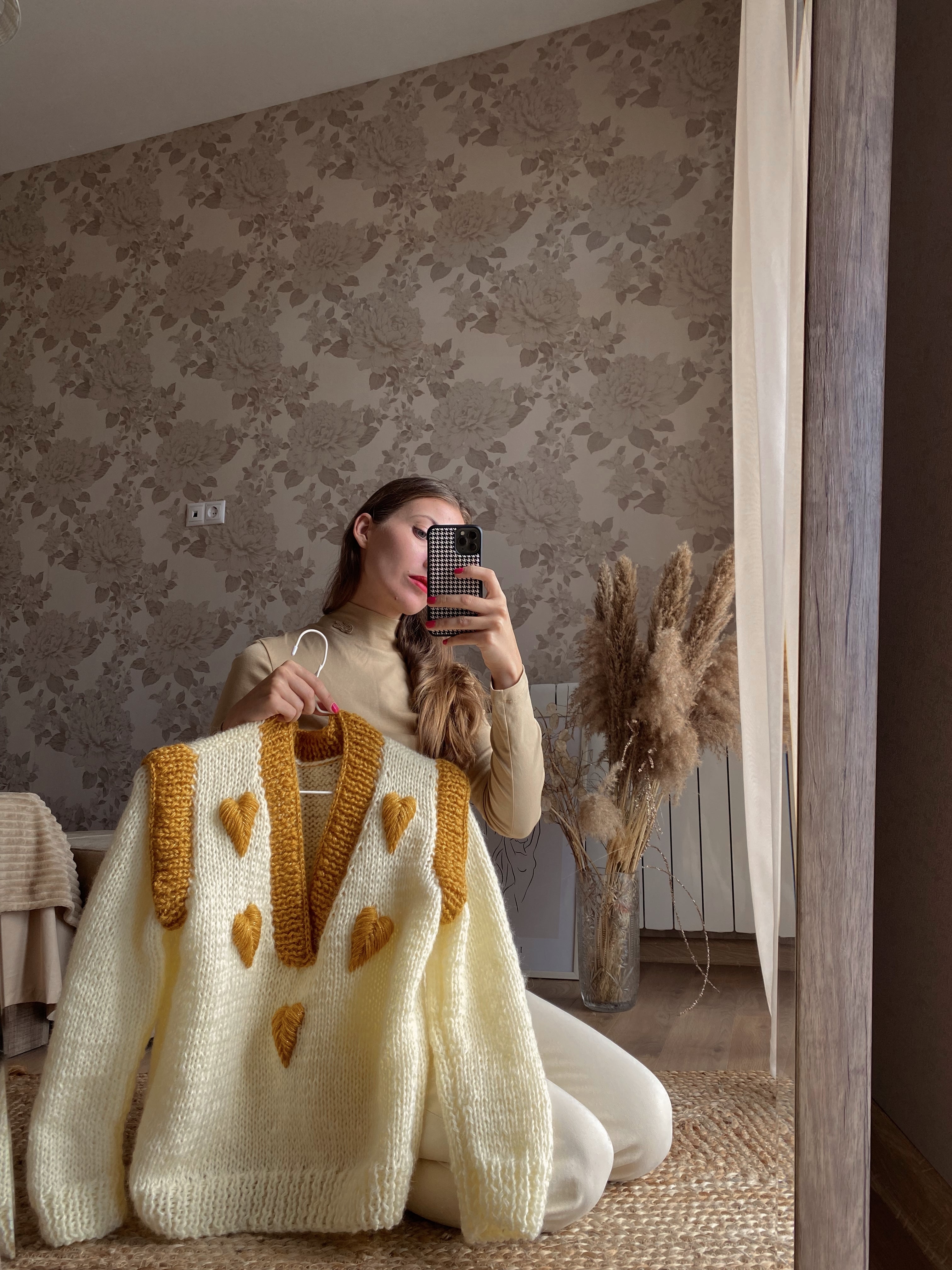 Milky wool sweater with embroidery