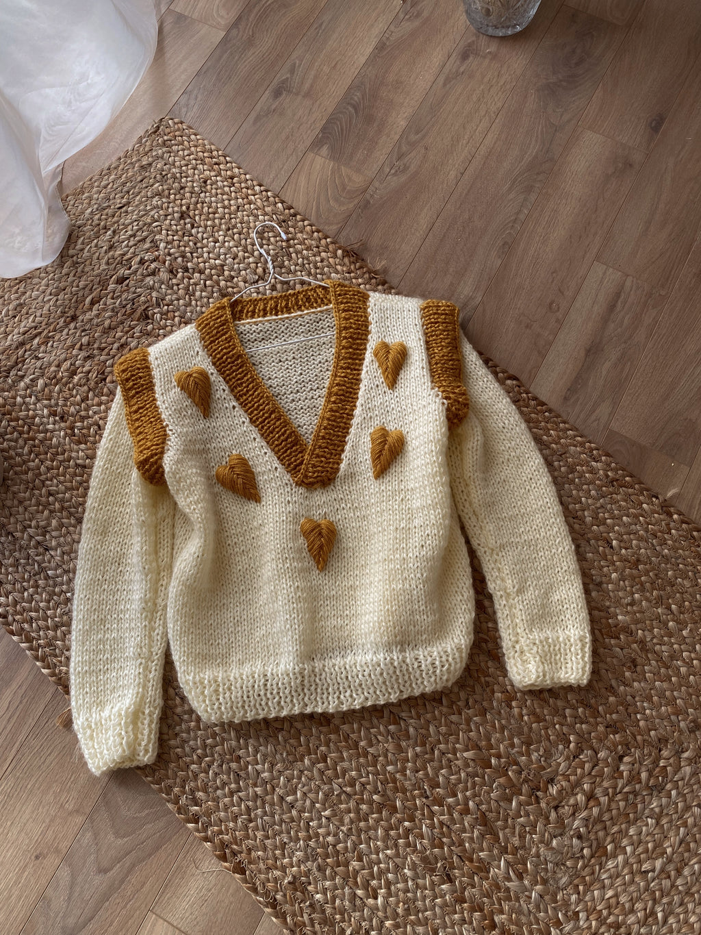 Milky wool sweater with embroidery